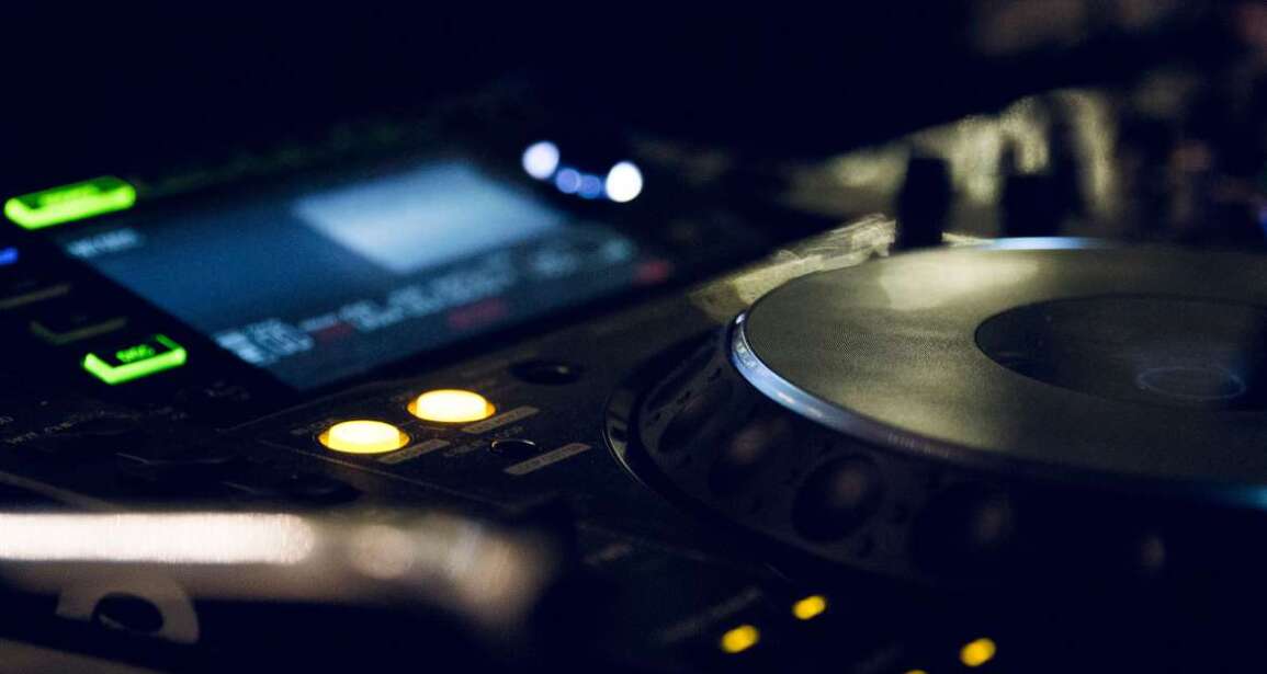 DJ Xaropinho: A Lenda do Funk que Agitou as Casas Liberais!