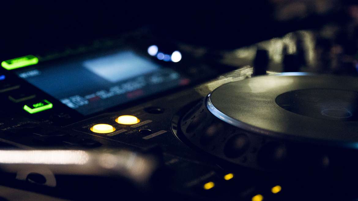 DJ Xaropinho: A Lenda do Funk que Agitou as Casas Liberais!